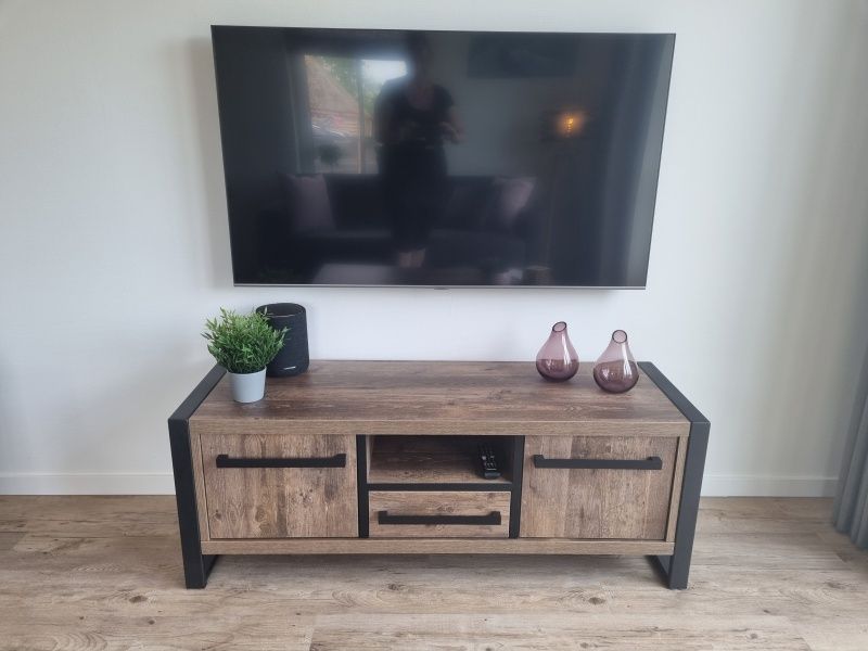 Vakantiehuis De Slufter in De Cocksdorp, Texel biedt een stijlvolle tv-hoek voor ontspanning en entertainment.