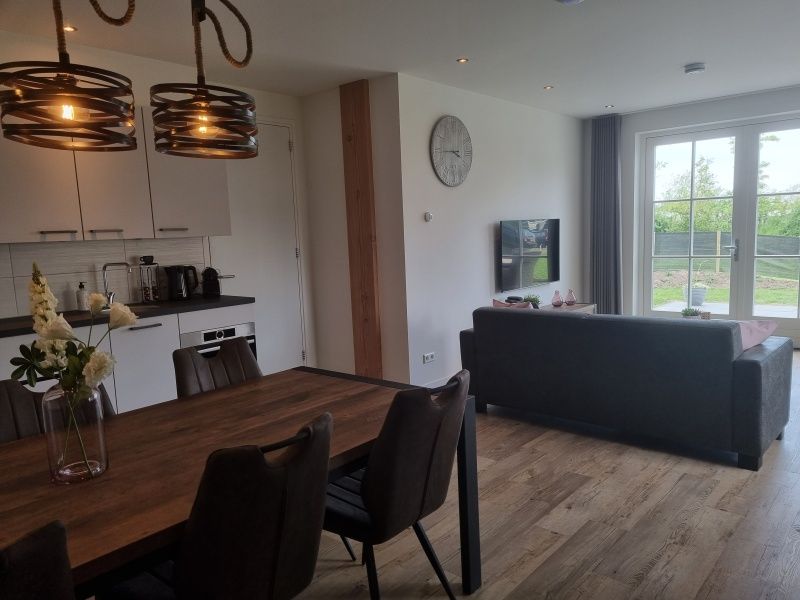 De open keuken en eetruimte van Vakantiehuis De Slufter in De Cocksdorp, Texel zijn ideaal voor gezellige maaltijden.