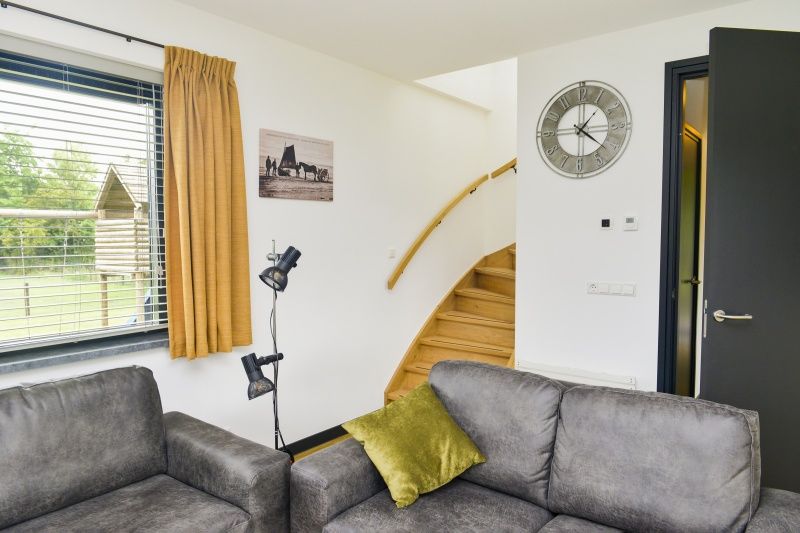 Moderne trap in De Postschipper vakantiehuis in De Cocksdorp, Texel, met stijlvolle inrichting.