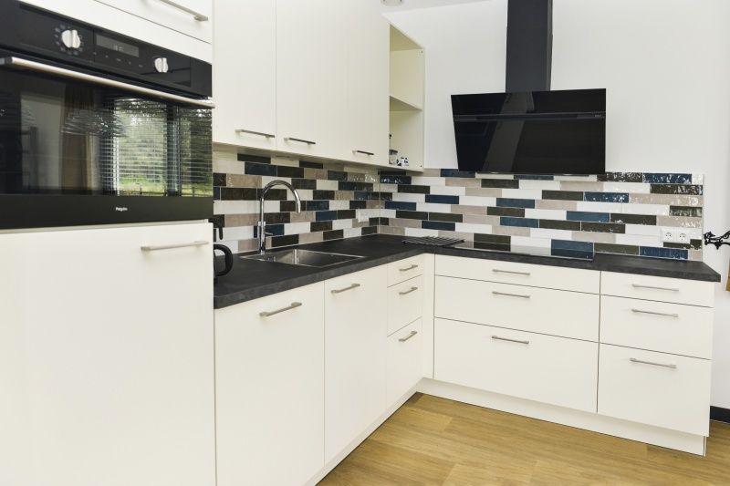 Volledig uitgeruste keuken in De Postschipper vakantiewoning in De Cocksdorp, Texel, met modern design.