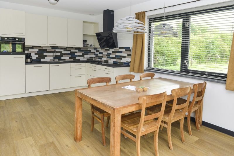 Eethoek in De Postschipper vakantiehuis in De Cocksdorp, Texel, met uitzicht op de natuur.