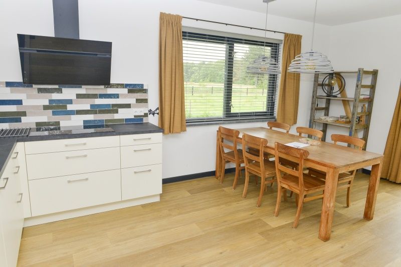 Keuken en eethoek in De Postschipper vakantiewoning in De Cocksdorp, Texel, met veel lichtinval.