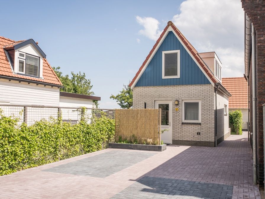 Type D Kikkertstraat, vakantiehuis in De Cocksdorp, Texel met moderne gevel en ruime oprit.
