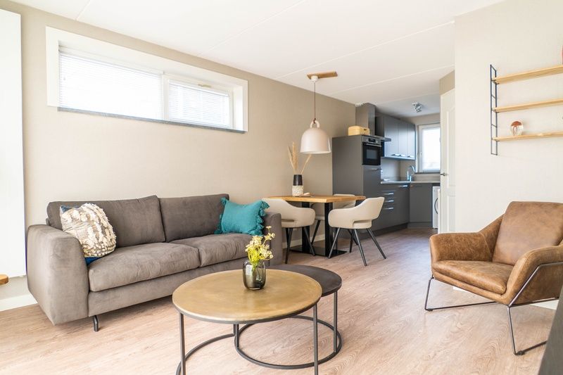 Gezellige zithoek in vakantiehuis Type D Kikkertstraat, De Cocksdorp, Texel met moderne meubels.