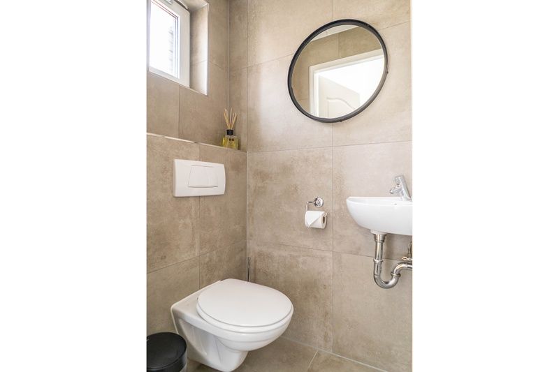 Stijlvolle badkamer van Type D Kikkertstraat, vakantiehuis in De Cocksdorp, Texel met moderne voorzieningen.