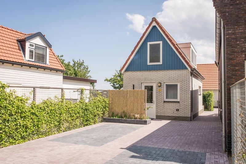 Voorzijde van Type D Kikkertstraat, vakantiehuis in De Cocksdorp, Texel met charmante architectuur.