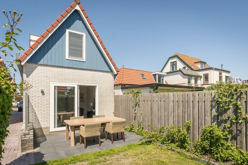 Zonnig terras van Type D Kikkertstraat, vakantiehuis in De Cocksdorp, Texel met tuinmeubilair.