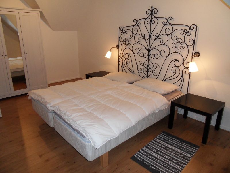 Sfeervolle slaapkamer met tweepersoonsbed in Type 8 - 2108 vakantiehuis, De Cocksdorp, Texel.