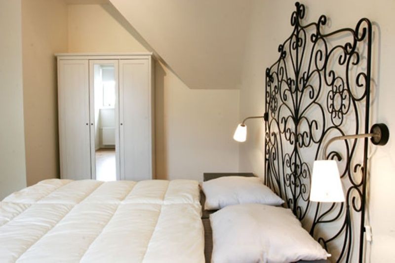 Ruime slaapkamer met decoratief bedframe in vakantiehuis Type 8 - 2108, De Cocksdorp, Texel.