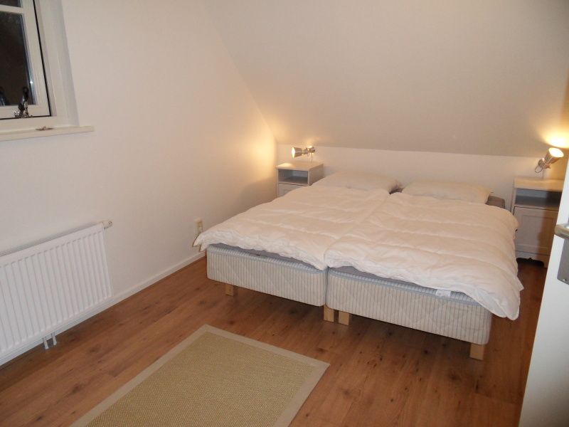 Gezellige tweede slaapkamer in Type 8 - 2108 vakantiehuis, De Cocksdorp, Texel, met comfortabele bedden.