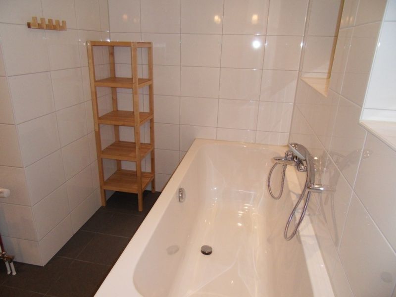 Luxe badkamer met ligbad in vakantiehuis Type 8 - 2108, De Cocksdorp, Texel, voor ultiem comfort.