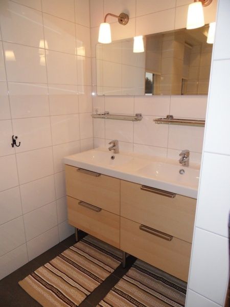 Moderne wastafel met dubbele spoelbak in Type 8 - 2108 vakantiehuis, De Cocksdorp, Texel.