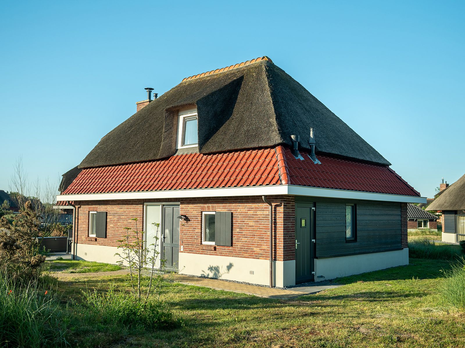 Eetkamer met grote tafel in Sluftervallei 8-persoons bungalow, Texel.