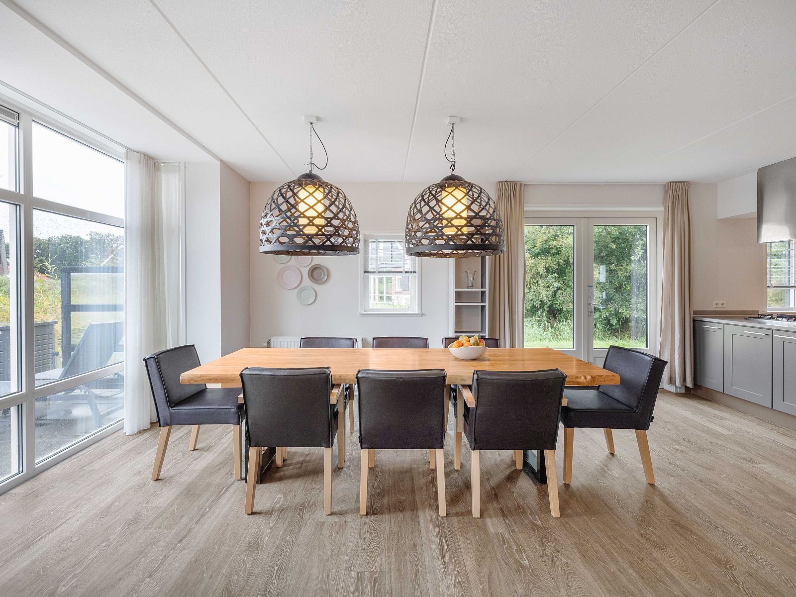 Moderne badkamer met douche in Sluftervallei 8-persoons bungalow, Texel.