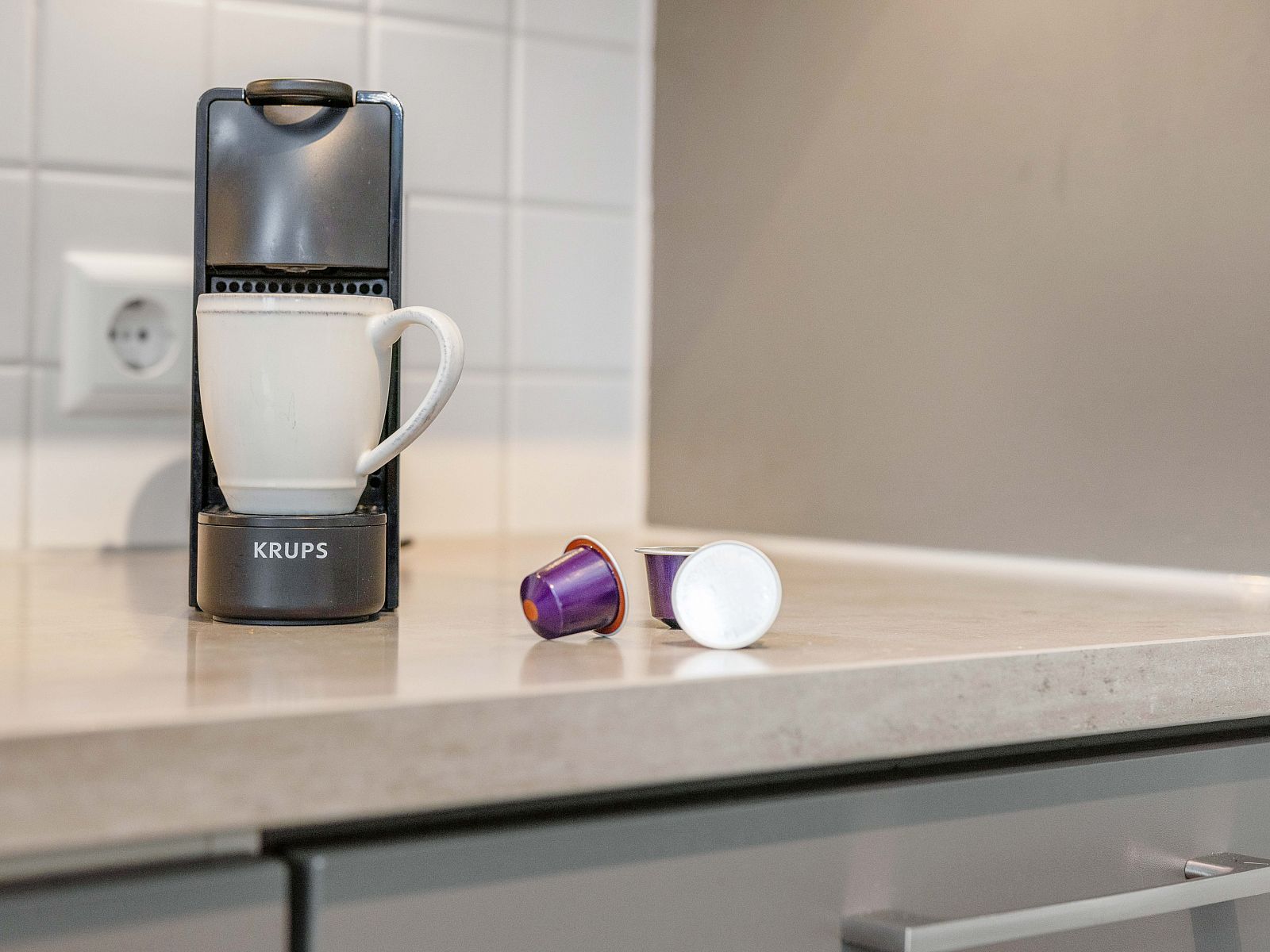 Badkamer met bad en sauna in Sluftervallei 8-persoons bungalow, Texel.