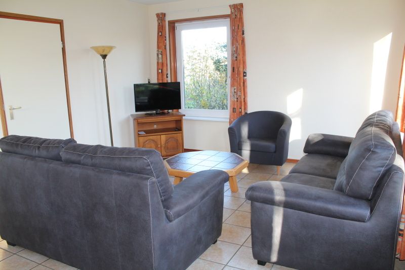 Cozy living room of Duin-/vuurtorenzicht detached vacation home in De Cocksdorp, Texel with comfortable sofas.