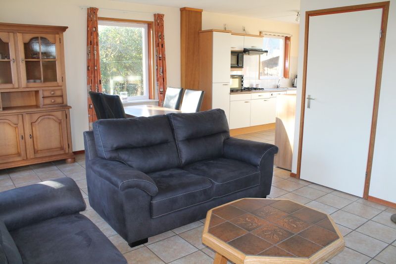 Open kitchen and dining area in Duin-/vuurtorenzicht detached vacation home in De Cocksdorp, Texel with lots of natural light.