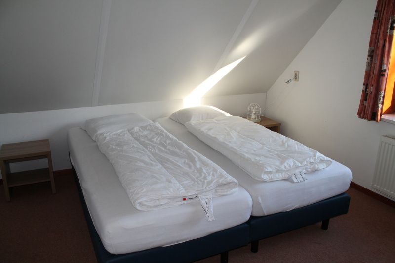 Bedroom with two single beds in Duin-/vuurtorenzicht detached vacation home in De Cocksdorp, Texel.