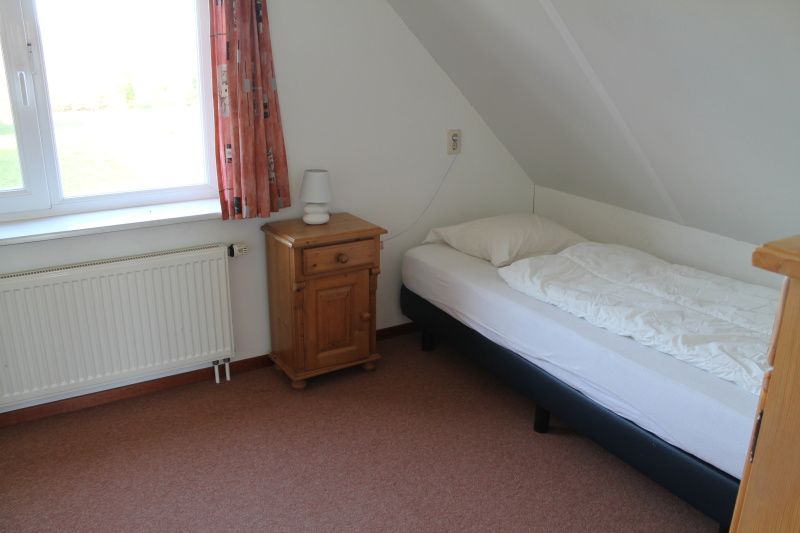 Cozy bedroom with single bed in Dune/lighthouse view detached vacation home in De Cocksdorp, Texel.