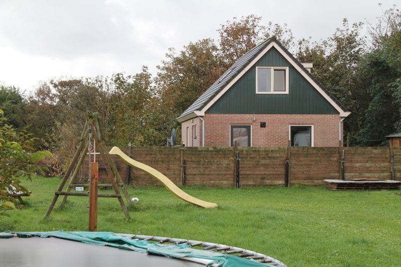 Spacious garden with play equipment at Duin-/vuurtorenzicht detached vacation home in De Cocksdorp, Texel.
