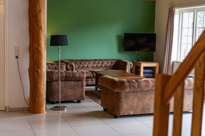 Gezellige woonkamer in Vakantiehuis Paal 86, De Cocksdorp, Texel met comfortabele banken.