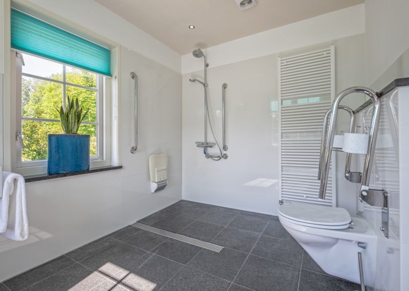 Stijlvolle badkamer met inloopdouche in Vakantiehuis Paal 86, De Cocksdorp, Texel.