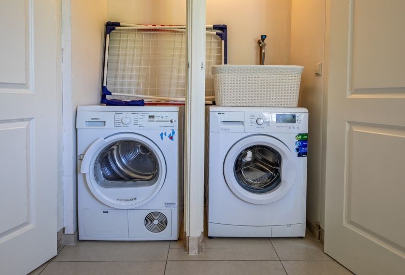 Handige wasruimte met wasmachine en droger in Vakantiehuis Paal 86, Texel.