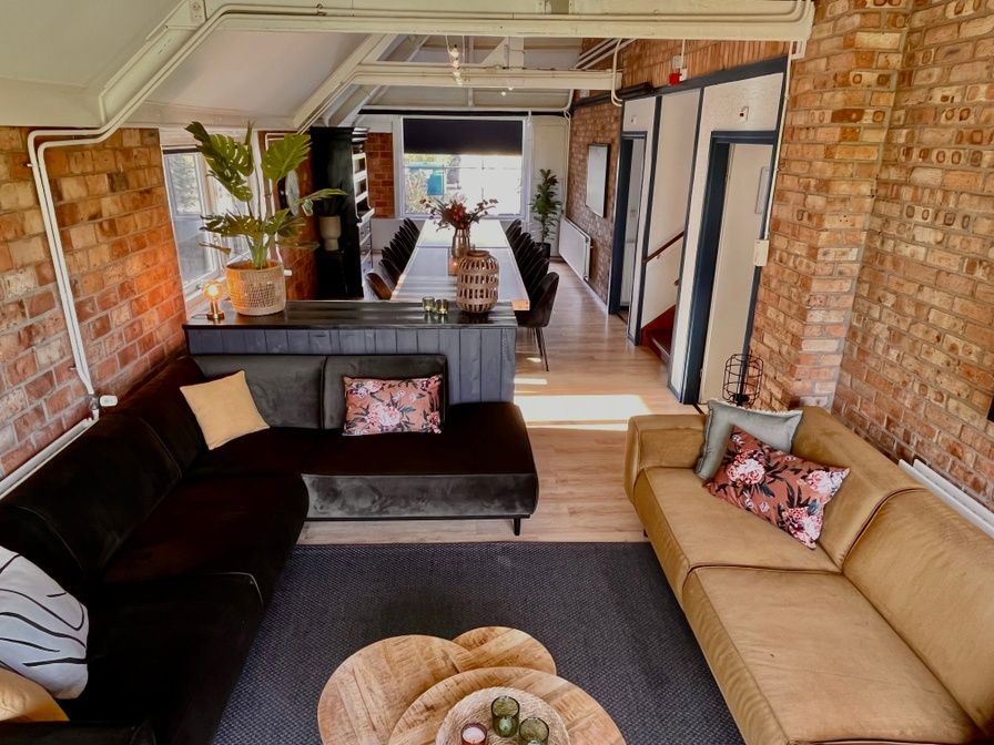 Gezellige zithoek in Noorderwind vakantiehuis, De Cocksdorp, Texel met comfortabele banken en warme inrichting.