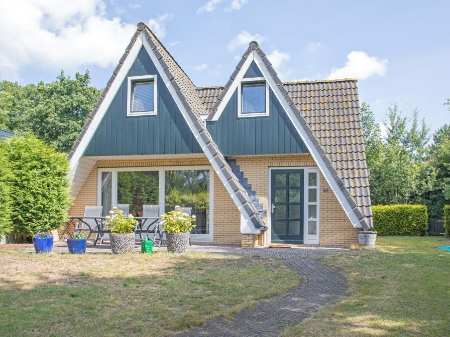 Vakantiehuis Slufterduin 076 in De Cocksdorp biedt een charmante buitenkant op Texel, ideaal voor een ontspannen verblijf op de Waddeneilanden.