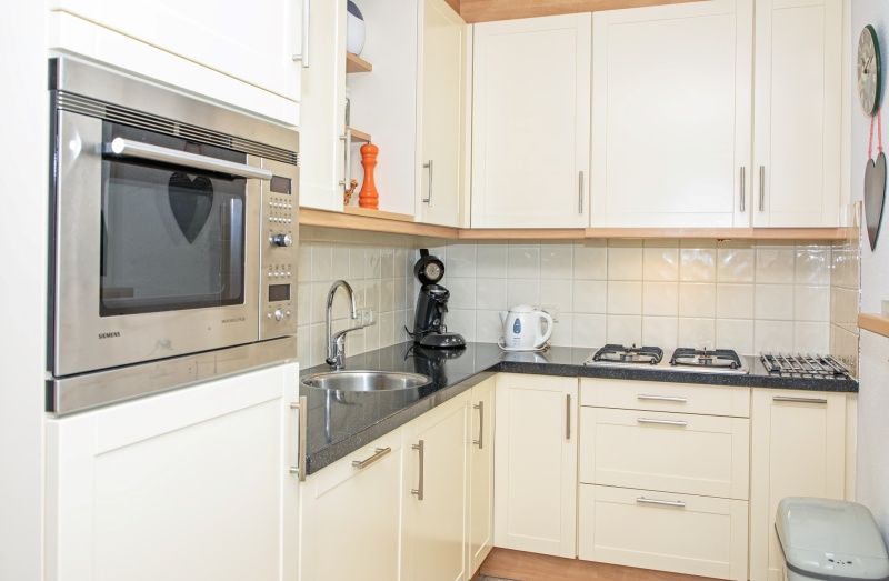 Moderne keuken in Vakantiehuis Slufterduin 076, De Cocksdorp, Texel. Compleet uitgerust voor een comfortabel verblijf op de Waddeneilanden.