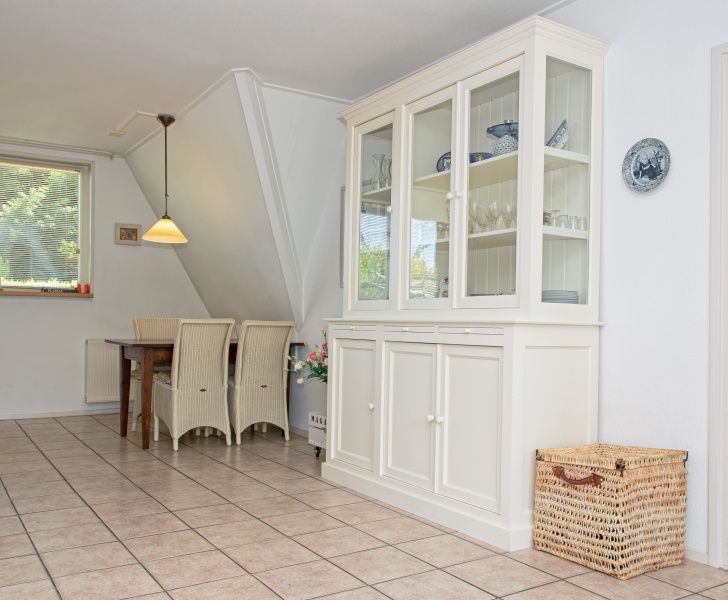 Gezellige eetkamer in Vakantiehuis Slufterduin 076, De Cocksdorp, Texel. Perfect voor familiediners op de Waddeneilanden.