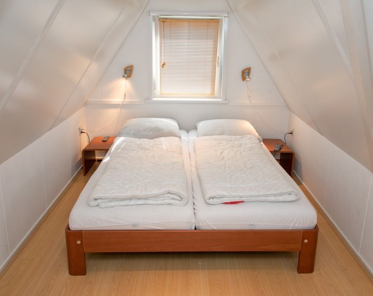 Knusse slaapkamer in Vakantiehuis Slufterduin 076, De Cocksdorp. Comfortabel slapen op Texel, Waddeneilanden.