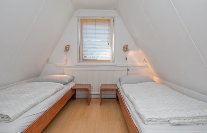 Tweede slaapkamer met eenpersoonsbedden in Vakantiehuis Slufterduin 076, De Cocksdorp, Texel. Gezellig verblijf op de Waddeneilanden.