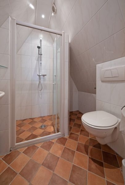 Moderne badkamer met douche in Vakantiehuis Slufterduin 076, De Cocksdorp. Luxe voorzieningen op Texel, Waddeneilanden.