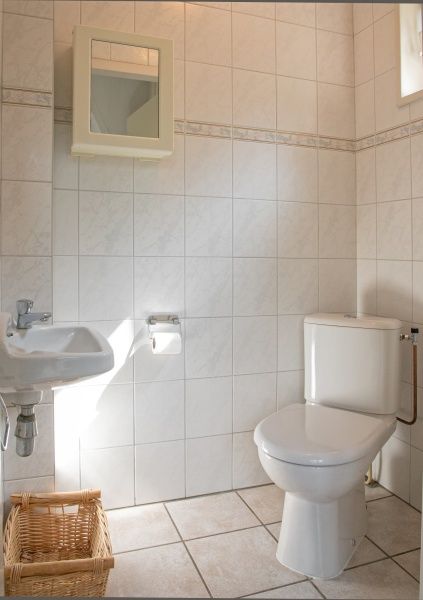 Stijlvolle toiletruimte in Vakantiehuis Slufterduin 076, De Cocksdorp. Comfort en gemak op Texel, Waddeneilanden.