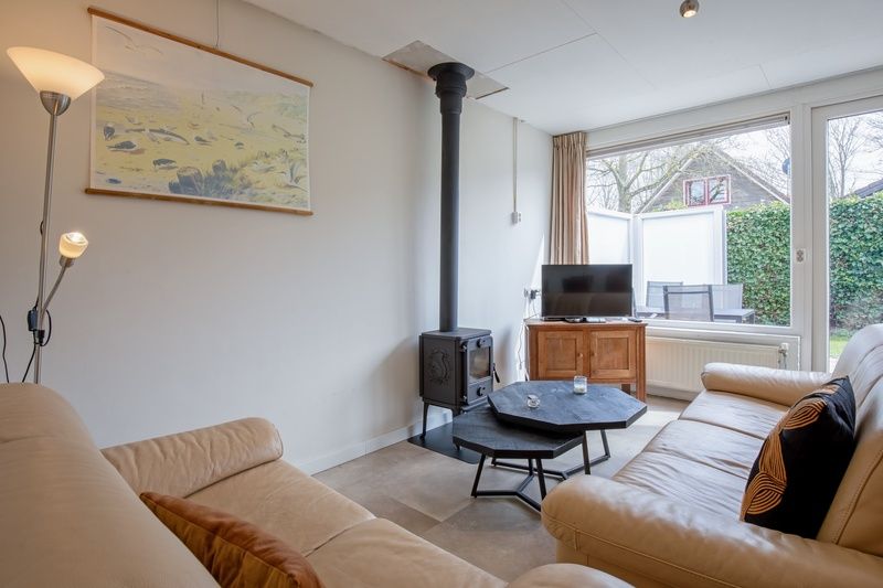 Lichte zithoek in Vakantiehuis Slufterhoek 118, De Cocksdorp, Texel, met uitzicht op de tuin.