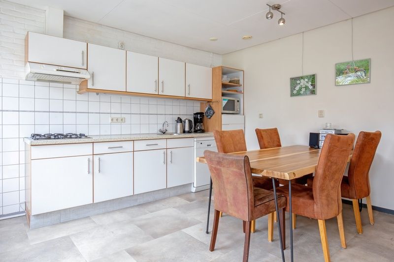 Volledig uitgeruste keuken in Vakantiehuis Slufterhoek 118 in De Cocksdorp, Texel, met moderne apparatuur.