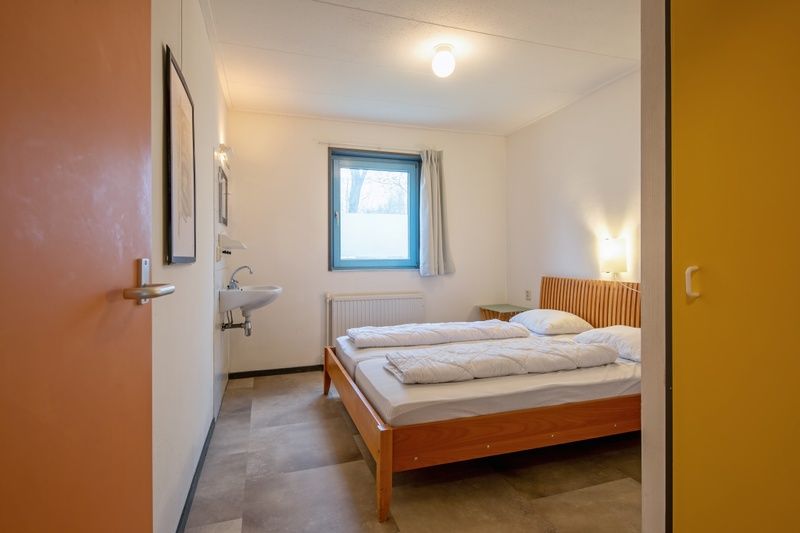 Knusse slaapkamer met tweepersoonsbed in Vakantiehuis Slufterhoek 118, De Cocksdorp, Texel.