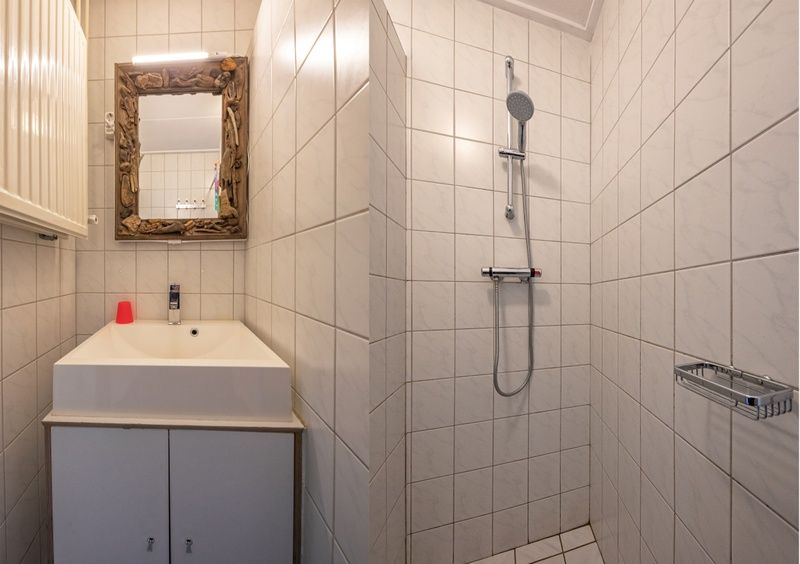 Moderne badkamer met douche en wastafel in Vakantiehuis Slufterhoek 118, De Cocksdorp, Texel.