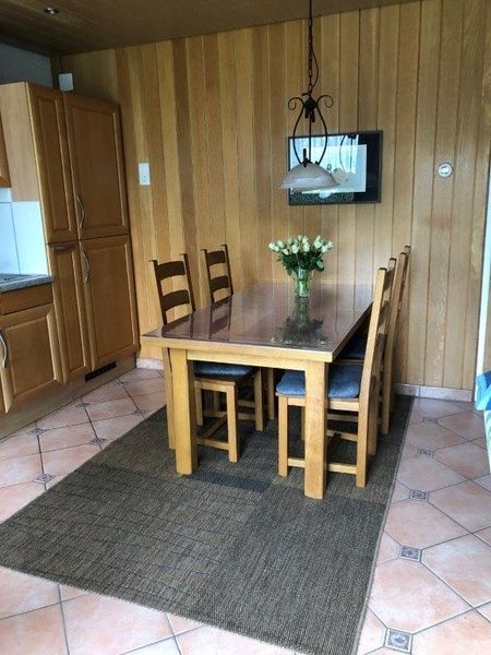 Eethoek in Vakantiehuis Slufterhoek 128, De Cocksdorp, Texel met houten tafel en stoelen.