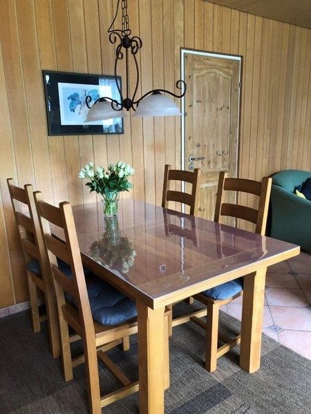 Stijlvolle eetkamer in Vakantiehuis Slufterhoek 128, De Cocksdorp, Texel met sfeervolle verlichting.