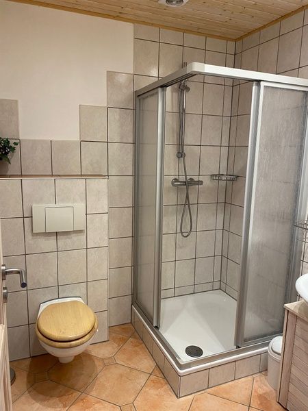 Moderne badkamer van Vakantiehuis Slufterhoek 128 in De Cocksdorp, Texel met douchecabine.