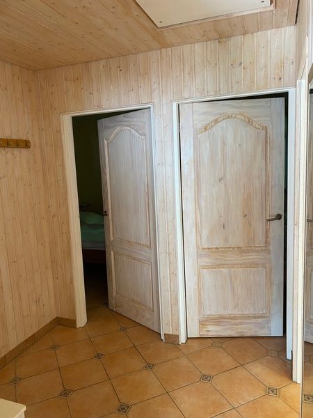 Hal van Vakantiehuis Slufterhoek 128 in De Cocksdorp, Texel met houten deuren.