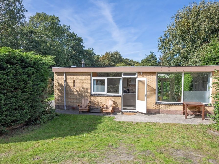 Bungalow Tamarisk 164 - Bartje in De Cocksdorp, Texel met zonnig terras en groene omgeving.