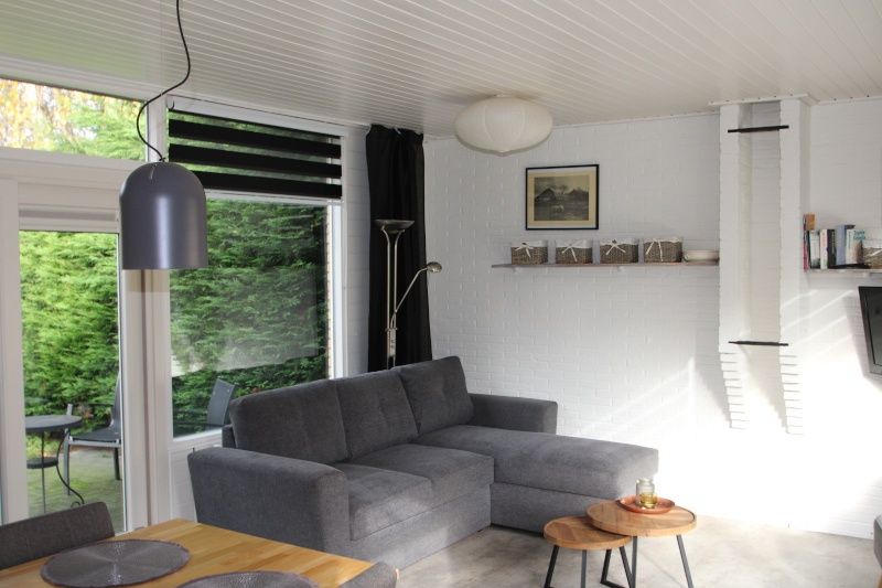 Moderne woonkamer in Bungalow Tamarisk 164 - Bartje, De Cocksdorp, Texel met comfortabele zithoek.