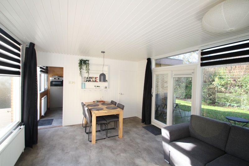 Eetruimte van Bungalow Tamarisk 164 - Bartje in De Cocksdorp, Texel met uitzicht op de tuin.