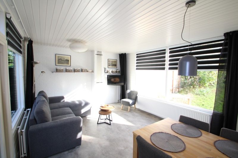Stijlvolle woonkamer van Bungalow Tamarisk 164 - Bartje, De Cocksdorp, Texel met veel lichtinval.