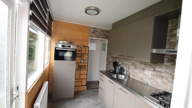 Ruime keuken in Bungalow Tamarisk 164 - Bartje, De Cocksdorp, Texel met uitzicht op de tuin.