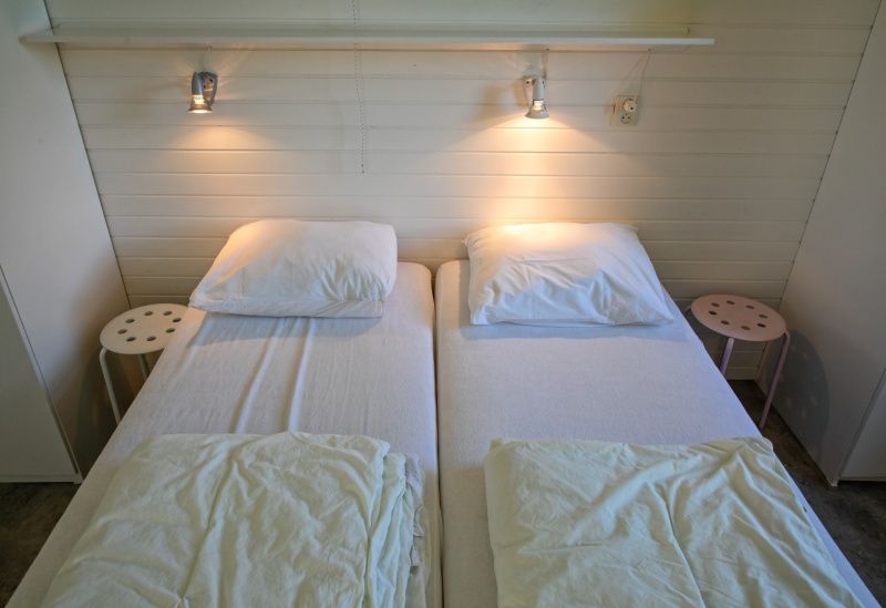 Knusse slaapkamer in Bungalow Tamarisk 164 - Bartje, De Cocksdorp, Texel met comfortabele bedden.