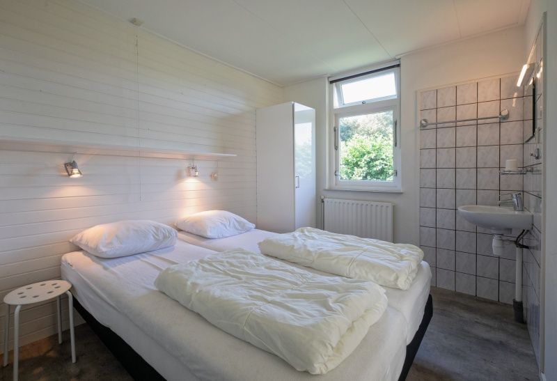 Slaapkamer met eigen badkamer in Bungalow Tamarisk 164 - Bartje, De Cocksdorp, Texel.